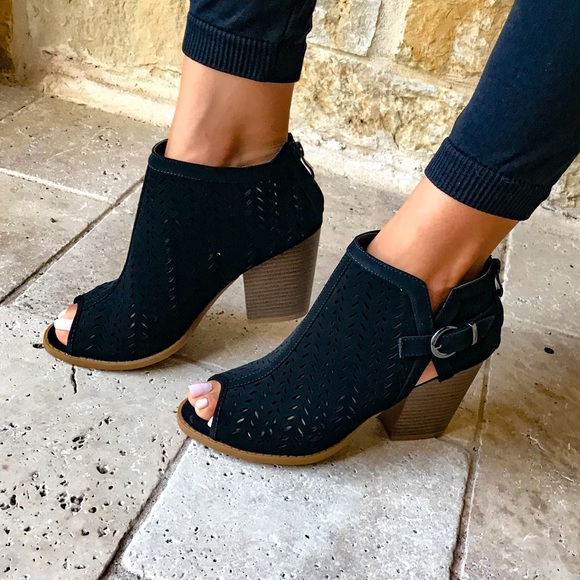 1 LEFT Open Toe Black Wedge Perforated Bootie 8.5 - Picture 3 of 8